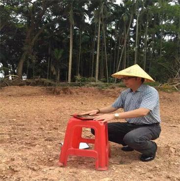 海真老师在琼海为客户做建房风水设计